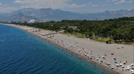 7 kilometre uzunluğundaki Konyaaltı sahili doldu