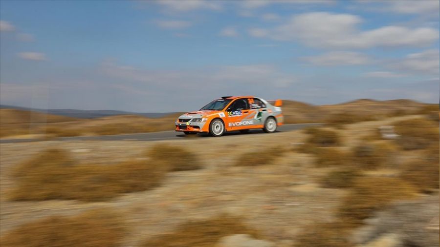 77 otomobille b�y�k yar�� ba�lad�