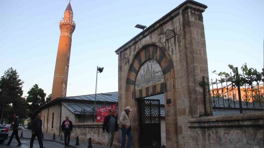 830 y�ll�k camide Kurban Bayram� namaz� k�l�nd�
