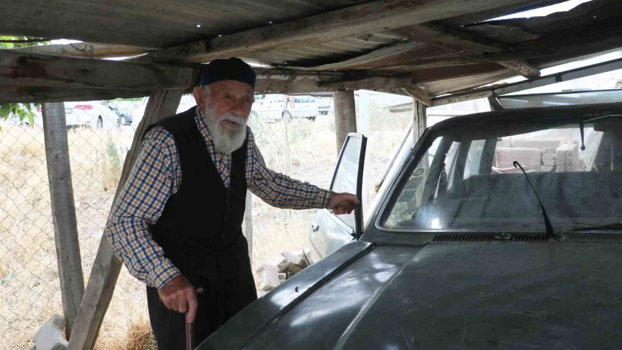 98'lik delikanl� 48 ya��ndaki otomobilini 15 y�ld�r garaj�nda sakl�yor