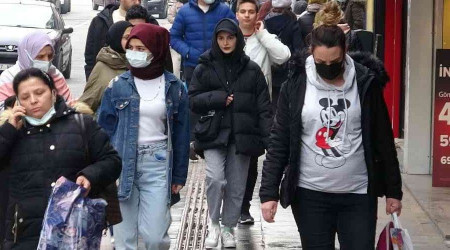 Açık havada maske zorunluluğu kalktı, vatandaşlar tedbiri elden bırakmadı