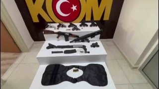 Adana'da çelik yelek ve silahlar ele geçirildi