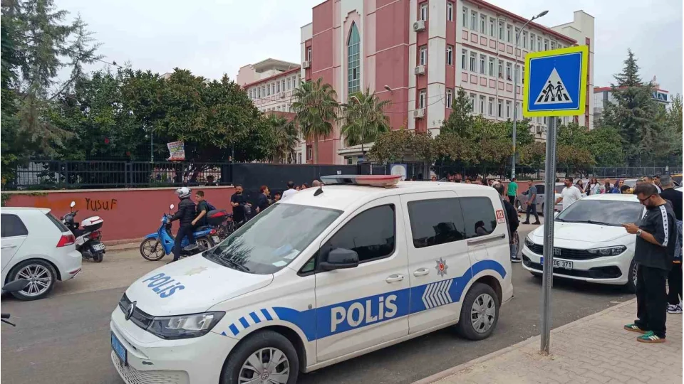 Adana'da okulda b��akl� sald�r�