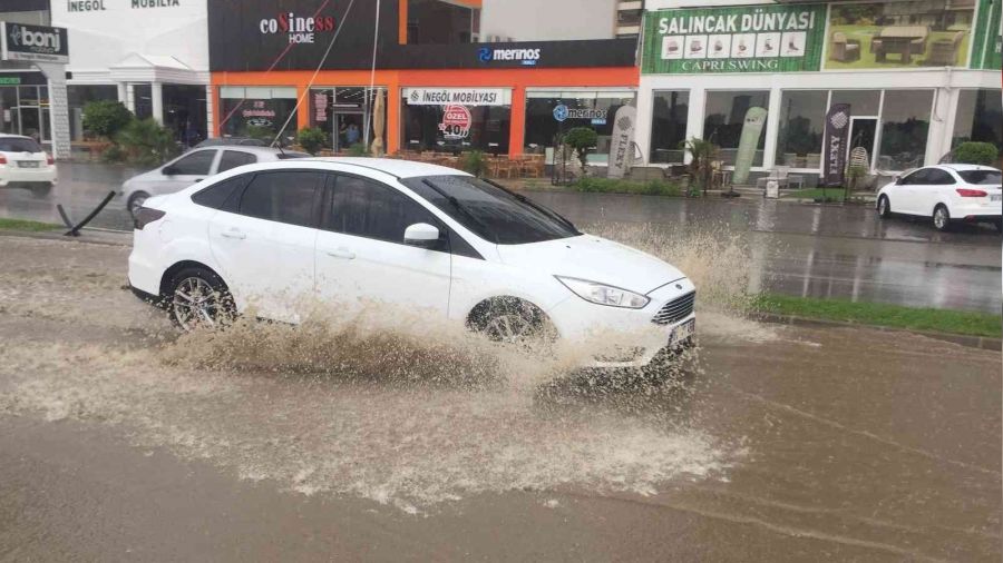 Adana'da sa�anak ya��� yollar� nehre �evirdi