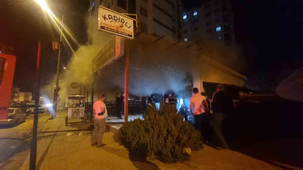 Adana'da sucuk ekmek dükkanı yanarak kullanılamaz hale geldi