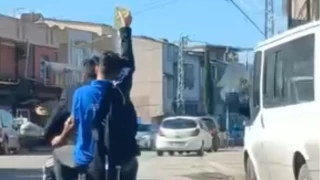 Adana'da trajikomik grnt: Serum takl halde motosikletle yolculuk yapt