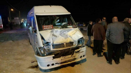 Adana'da yolcu minibüsü ile otomobil çarpıştı: 13 yaralı