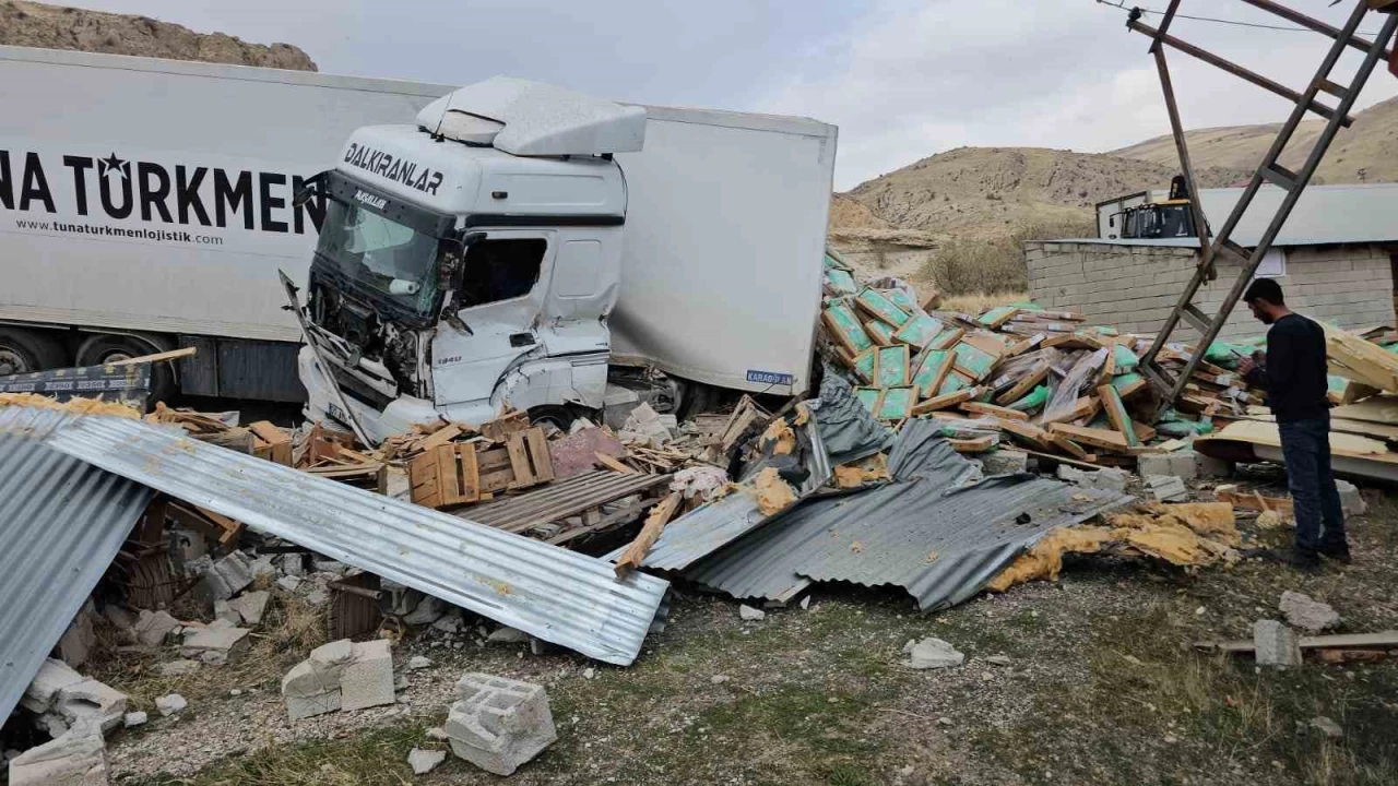 Adilcevaz'da tavuk eti ykl tr kaza yapt