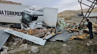 Adilcevaz'da tavuk eti yüklü tır kaza yaptı