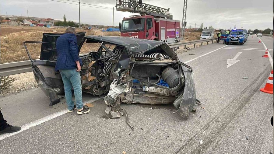 Afyonkarahisar'da iki otomobil �arp��t�: 1 �l�, 4 yaral�