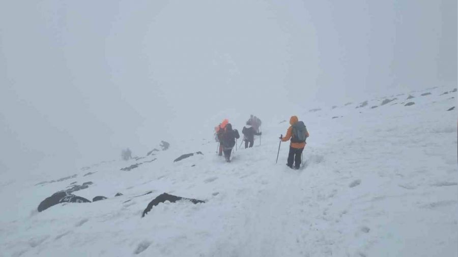 Ağrı Dağı turistleri ağırlamaya devam ediyor