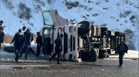 Ağrı'da lastiği patlayan tır devrildi