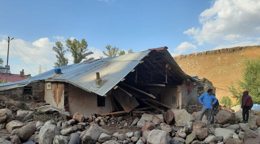 Ağrı'da sel suları evini basınca kalp krizi geçiren kadın hayatını kaybetti