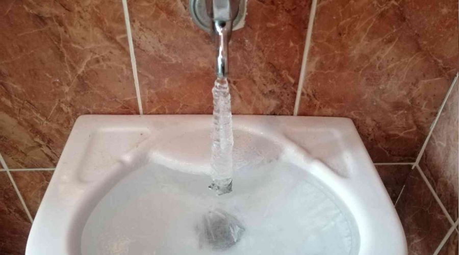 Akan su bile dondu