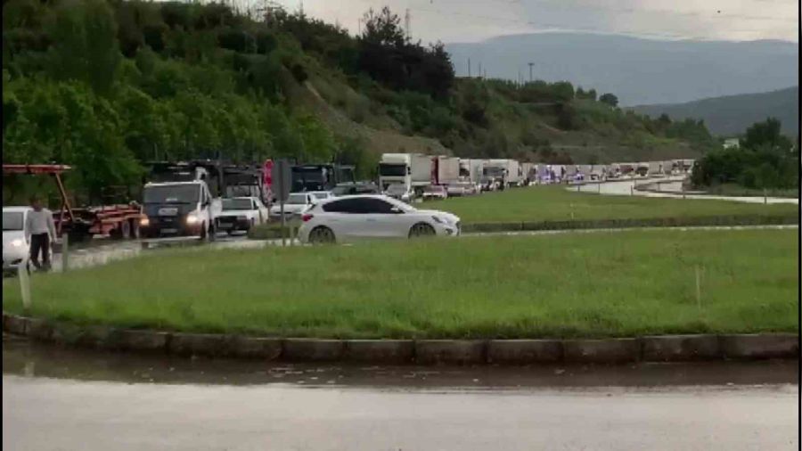 Amasya'da sel karayolunu ulaşıma kapattı