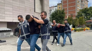 Ambulans kovaladlar: Ters kelepeli adliyeye sevk edildiler