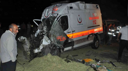 Ambulans traktöre çarptı: 5 yaralı