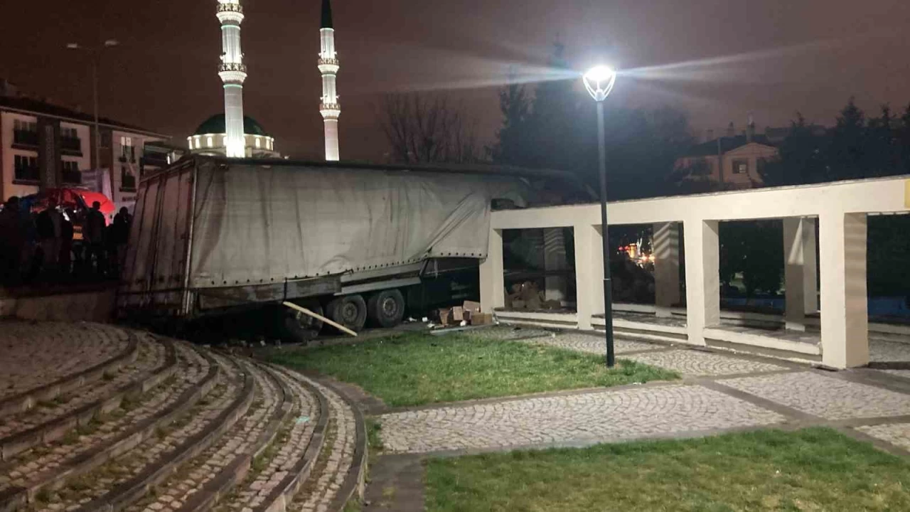 Ankara'da freni boşalan tır parka daldı: 1 ölü