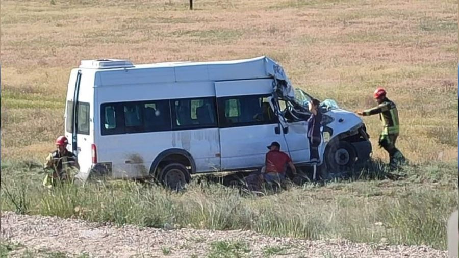 Ankara'da i��i servisi �arampole yuvarland�: 2'si a��r 6 yaral�