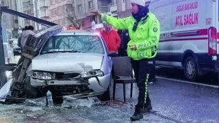 Ankara'da otomobil otobüs durağına çarptı: 3 yaralı
