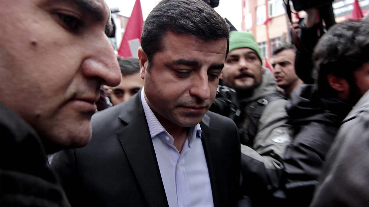Annesi rahats�zlanan Selahattin Demirta� Diyarbak�r'a g�t�r�ld�