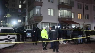 Annesini, babasını ve kardeşini öldürüp intihar etti