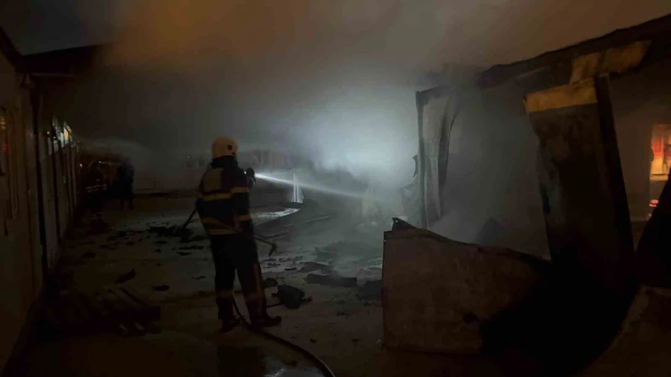 Antakya'da alevlere teslim olan 6 konteyner yand�