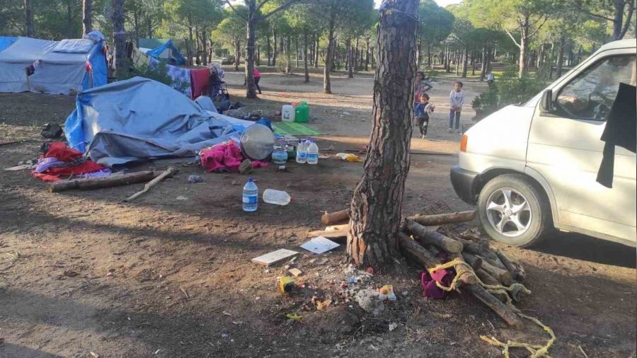 Antalya'da 2 yaşındaki çocuğun çalıştırdığı araç çadıra girdi