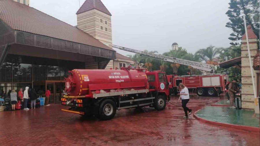 Antalya'da 5 y�ld�zl� otelde korkutan yang�n