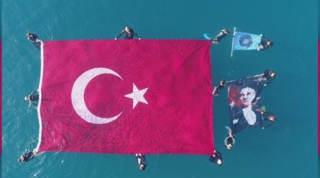 Antalya'da Ata iin denizde bayrak atlar