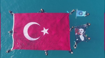Antalya'da Ata için denizde bayrak açtılar