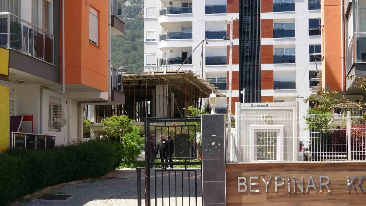 Antalya'da genç kadın evinde ölü bulundu