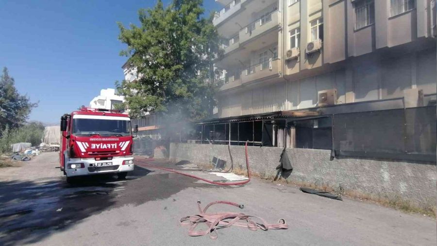 Antalya'da korkutan depo yang�n�