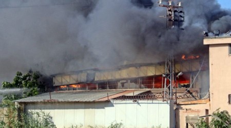 Antalya'da otel ekipmanlar deposunda byk yangn