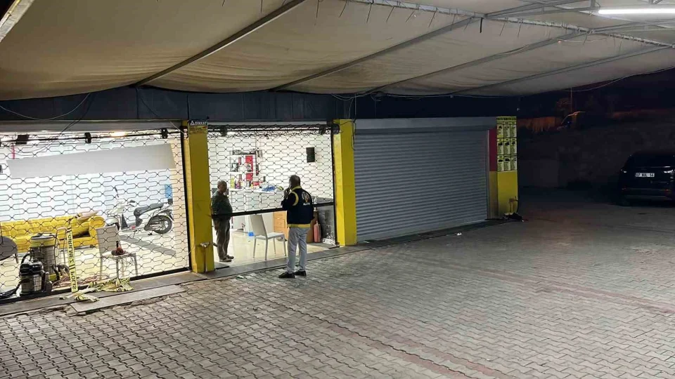Antalya'da oto y�kamac�da silahl� kavga: 1 �l�, 2 yaral�