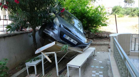 Antalya'da otomobil apartmanın bahçesindeki masanın üzerine uçtu