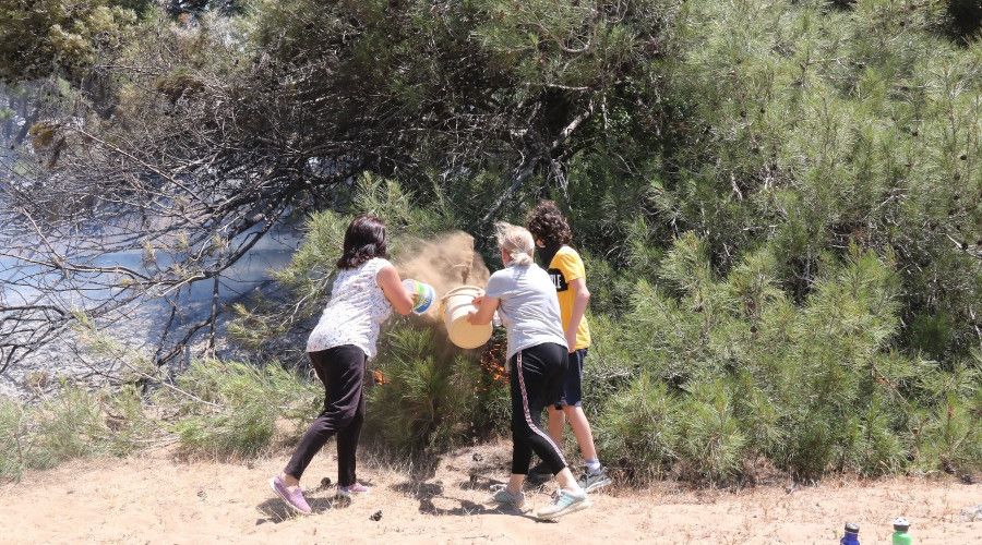 Antalya'da yang�n� g�ren kovas�n� al�p m�dahaleye ko�tu