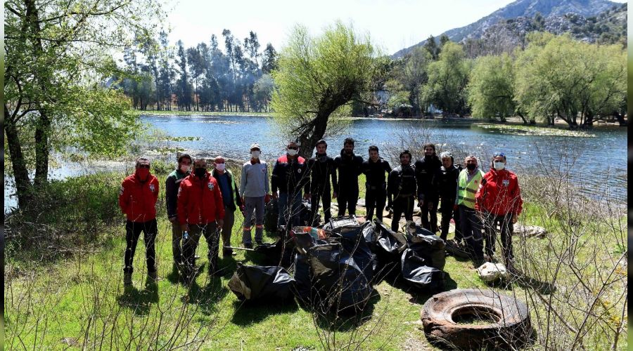 Antalya'nın tatlı su kaynağında torba torba çöp