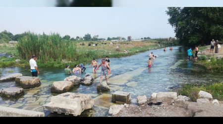 Antik kentteki buz gibi doğal havuzlarda kulaç atıyorlar