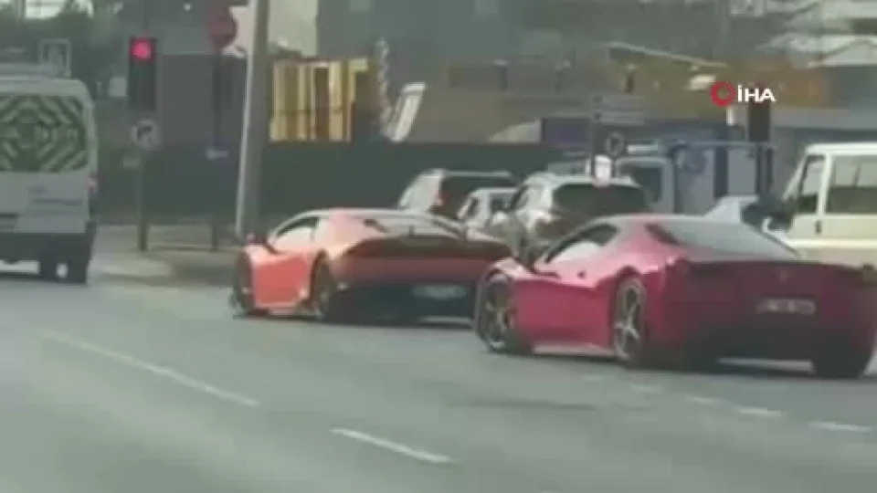 Arabalar� l�ks, kendileri g�rg�s�z... 