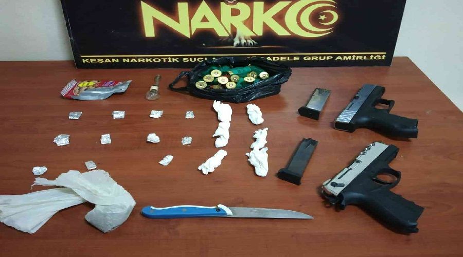 Arama yapan polislere bıçakla saldırdılar