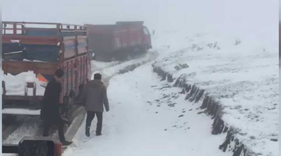 Ardahan'da yaylacılar kar ve tipide mahsur kaldı