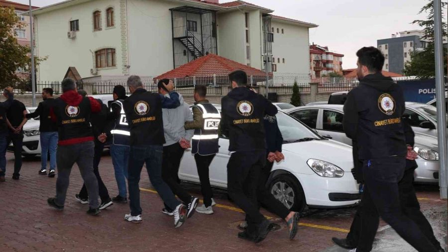 Arkada��n� otoparkta �ld�ren zanl� tutukland�