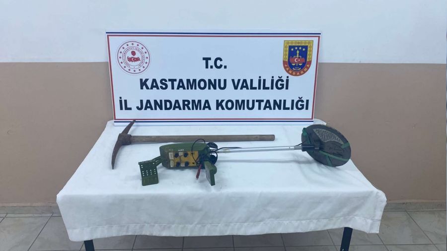 Arkeolojik sit alan�nda kaz� yaparken su��st� yakaland�lar