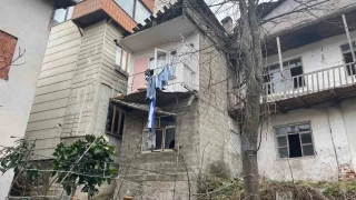 Artvin'de çamaşır asmaya çıktığı balkon çökünce yaralandı