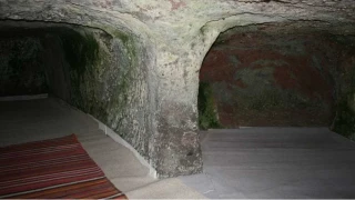 Asma K�y� Kaya Mezarlar�: Tarihin ta�a kaz�nd��� sessiz an�tlar