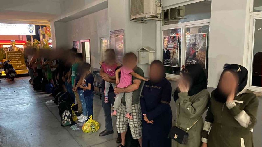 Avrupa'ya geldikleri hayaliyle indiler, polise yakaland�lar