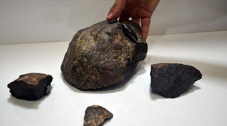 Kır gezisi yapan iki arkadaşın bulduğu taş bakın ne çıktı