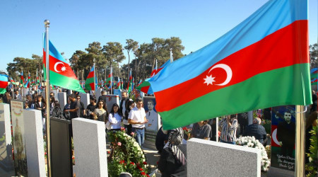 Azerbaycan şehitlerini anıyor