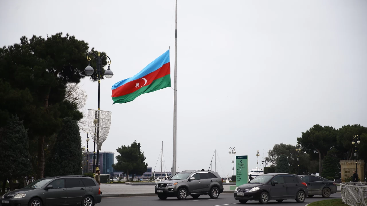 Azerbaycan, u�ak kazas�nda hayat�n� kaybedenler i�in yas tutuyor